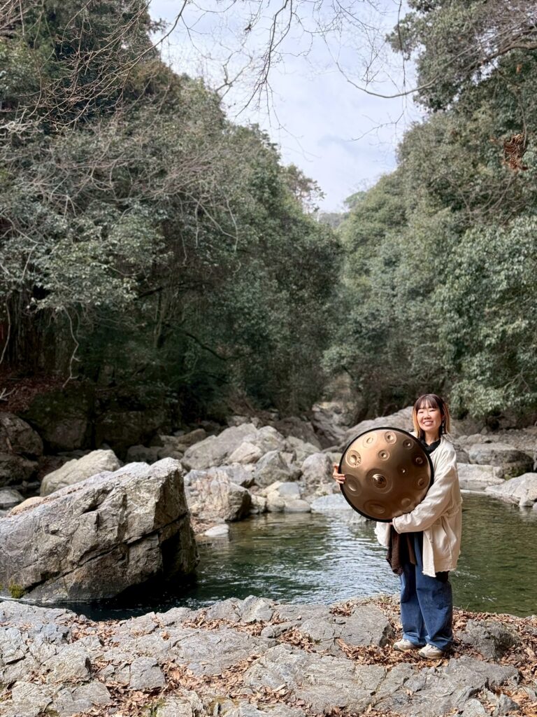 高槻のイベントでハンドパンを演奏するサウンドセラピストsen