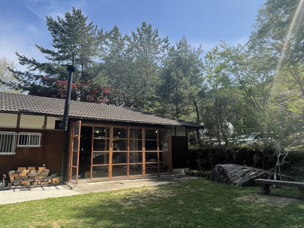 京都亀岡で開催される「コメリト」にて自然豊かな亀岡の里山に佇むコメナカハウスの風景